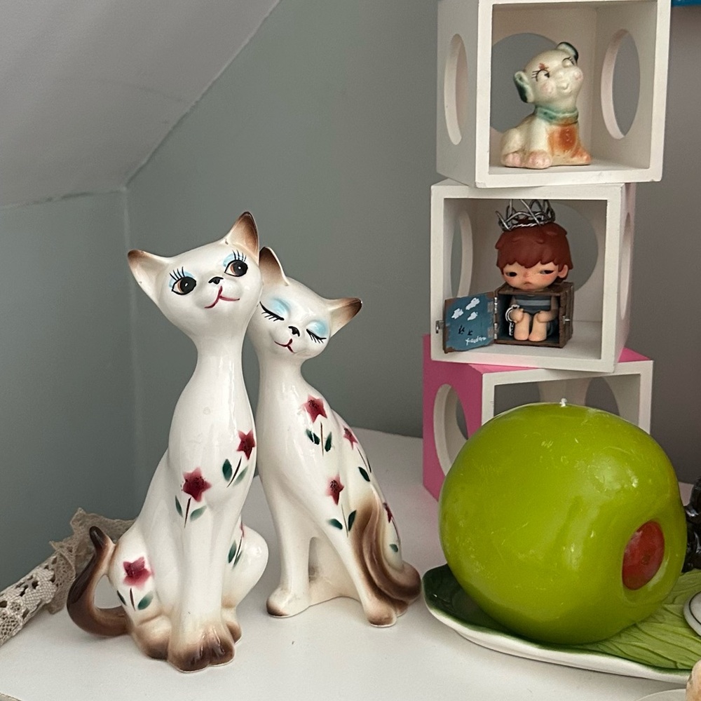 ❀ Vintage Ceramic Siamese Cat Figurines with Floral Design ❀